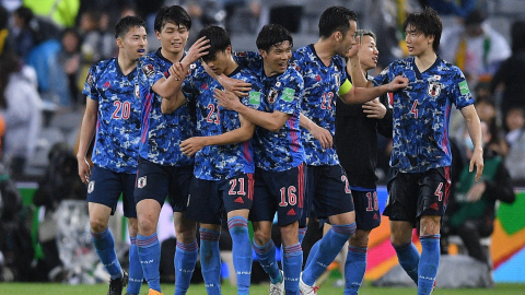 Los futbolistas japoneses celebran un gol ante Australia, por las Eliminatorias a Qatar, el 24 de marzo de 2022.