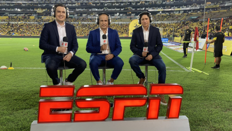 José Gavica (centro) comentando un partido en el estadio Banco Pichincha, junto a Luigi Marchelle (i) y Kléber Fajardo. 