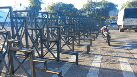 Imagen de la instalación de la tarima en la avenida Fray Vicente Solano, para la parada militar en Cuenca, suspendida por la ola de violencia en el país.