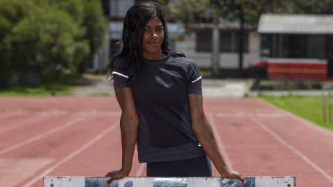 Anahí Suárez sonríe en la pista de atletismo de los Chasquis, en Quito.