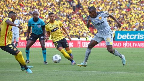 Jhonny Quiñónez, de Aucas, en el partido ante Barcelona en el estadio Banco Pichincha el 6 de noviembre de 2022.