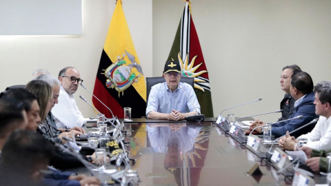 El presidente Guillermo Lasso junto a otras autoridades en Santo Domingo de los Tsáchilas, el 5 de noviembre de 2022. 