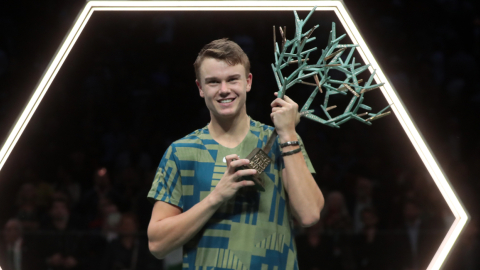 Holger Rune, con su trofeo de campeón del Masters de Paris, el 6 de noviembre de 2022.