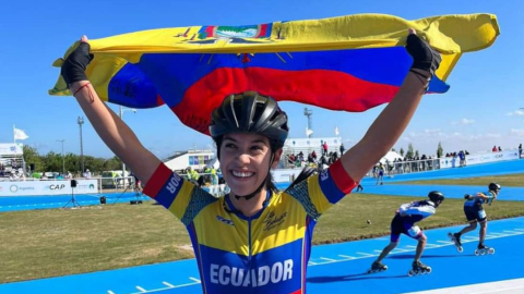 Fernanda Moncada celebra su medalla de oro en los World Skate Games, en Argentina.