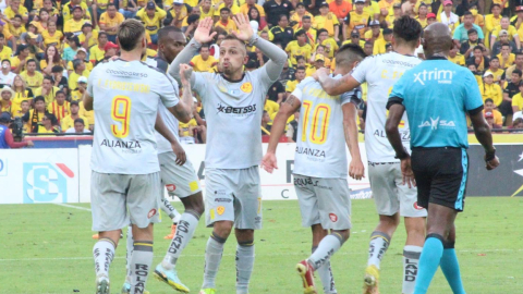 Edison Vega celebra el gol del Aucas en la final de ida ante Barcelona en el estadio Banco Pichincha el 6 de noviembre de 2022.