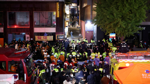 Más de 100 personas fallecieron en una estampida durante una celebración de Halloween en un céntrico distrito de la capital surcoreana, Seúl, el 29 de octubre de 2022.