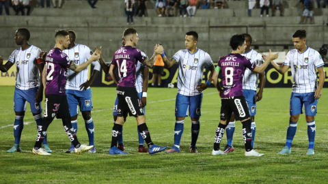 Jugadores de Independiente del Valle y 9 de Octubre en un partido de la Copa Ecuador el 21 de septiembre de 2022.