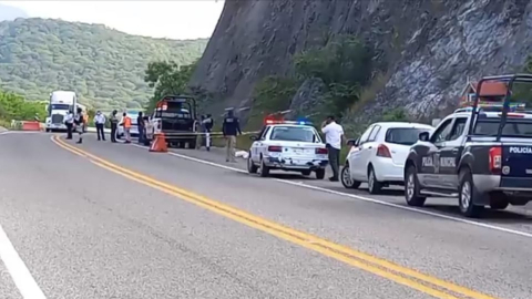 Los ecuatorianos se transportaban de manera irregular, como polizontes en un vehículo de carga, que se accidentó en la autopista de cuota Salina Cruz-La Ventosa, el 7 de noviembre de 2022.