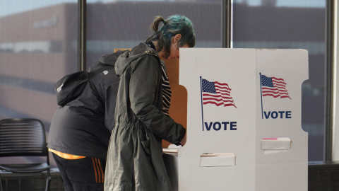 Ciudadanos en Michigan votan en las elecciones de medio término, en Estados Unidos, el 8 de noviembre de 2022.