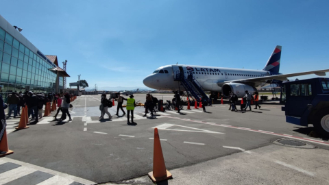 Un avión en el Aeropuerto Mariscal La Mar de Cuenca, el 13 de agosto de 2022. 