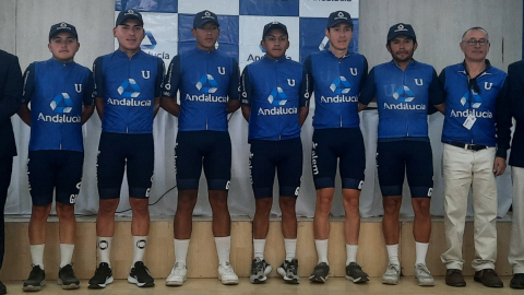 El equipo de ciclismo de Liga de Quito que competirá en la Vuelta al Ecuador.