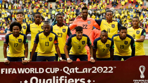 Los jugadores de la selección ecuatoriana se forman antes de enfrentar a Brasil, en Quito, el 27 de enero de 2022.