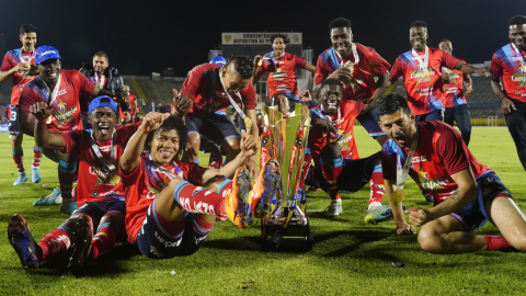 El Nacional celebra el título de la Serie B en el estadio Olímpico Atahualpa, el 30 de octubre de 2022.