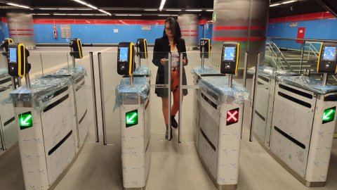 Una mujer utiliza las puertas de acceso a la estación Jipijapa, del Metro de Quito, el 9 de noviembre de 2022.