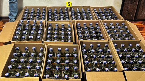 Parte de las 300 botellas de licor adulterado, que fueron decomisadas en un operativo en varios inmuebles de Quito, el 10 de noviembre de 2022.