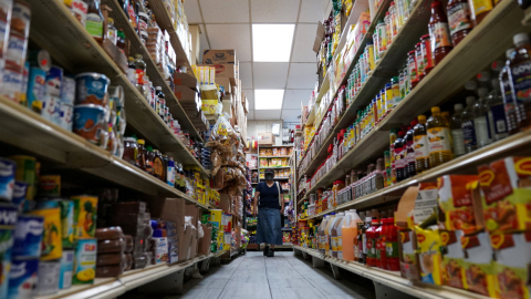 Una mujer hace compras en un supermercado en Estados Unidos, en agosto de 2022.