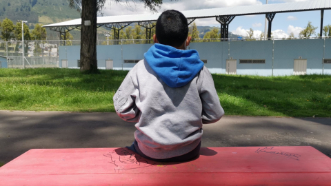 Un niño sentado en un parque de sur de Quito, el 4 de diciembre de 2021.