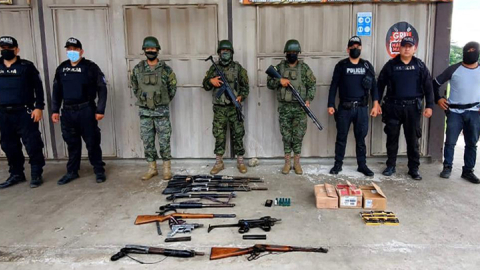 Ametralladoras Mini Uzi, carabinas Scort y rifles Marlen incautados en El Guabo, el 5 de mayo de 2022.