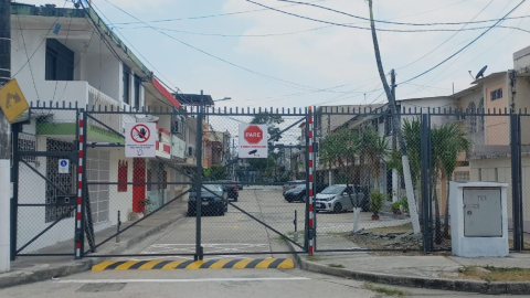 Moradores de Sauces 2, norte de Guayaquil, compraron y colocaron una puerta de malla para blindarse de la violencia en sus manzanas.