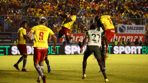 Jugadores de Aucas y Barcelona durante la final de vuelta en el estadio Gonzalo Pozo Ripalda el 13 de noviembre de 2022.