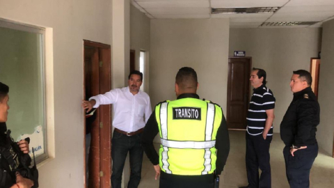 El titular del SNAI, Guillermo Rodríguez, durante la inspección el nuevo centro de detención para infractores en Daule, el 12 de noviembre de 2022. 