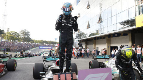 George Russell festeja su triunfo en la carrera sprint de Brasil, el 12 de noviembre de 2022.