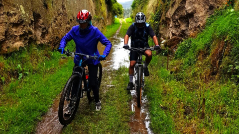 Ciclistas en la ciclovía de Puembo.