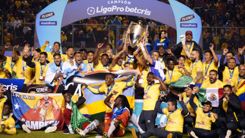 Los jugadores del Aucas levantan el trofeo de la LigaPro, el 13 de noviembre de 2022.