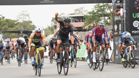 Juan Diego Hoyos cruza la línea de meta de la Etapa 2 en la Vuelta al Ecuador, el 13 de noviembre de 2022.