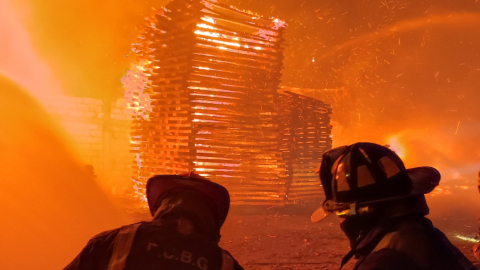 Los bomberos trabajaban en apagar las llamas del incendio en un galpón de madera en el Guasmo Norte, sur de Guayaquil, el 14 de noviembre de 2022.