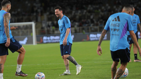 Lionel Messi y sus compañeros de la selección argentina entrenan en el estadio Al Nahyan de Abu Dabi, el 14 de noviembre de 2022.