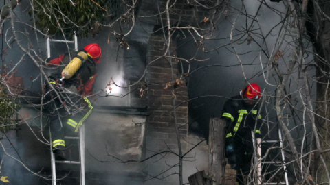 Bomberos trabajan para apagar un incendio en un edificio residencial afectado por el ataque de misiles rusos, en Kiev, Ucrania, el 15 de noviembre de 2022. 