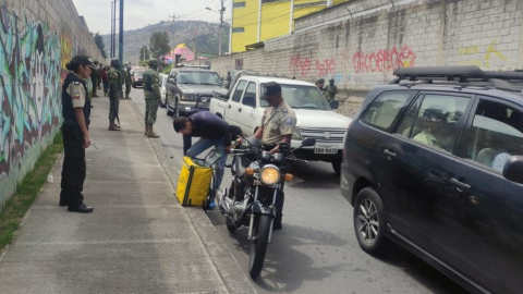 La Policía realiza operativos a motociclistas en Quito. 