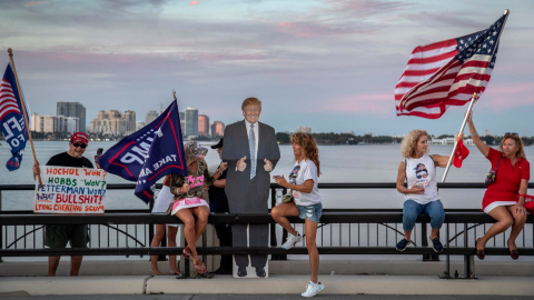 Simpatizantes del expresidente de Estados Unidos, Donald Trump, apoyan su nueva postulación en Florida, el 15 de noviembre de 2022.