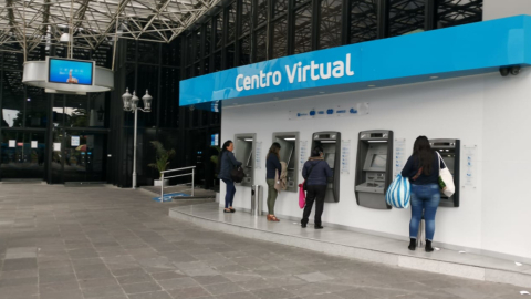 Personas en cajeros de Banco del Pacífico en Quito, el 16 de noviembre de 2022.