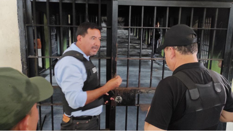 El director del SNAI, Guillermo Rodríguez, y el ministro del Interior, Juan Zapata, en un recorrido por la Penitenciaría del Litoral, el 17 de noviembre de 2022.