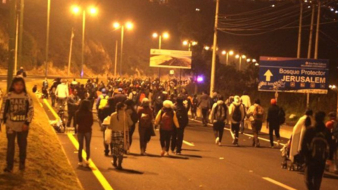 Personas caminan durante la peregrinación a la parroquia de El Quinche, en 2019.