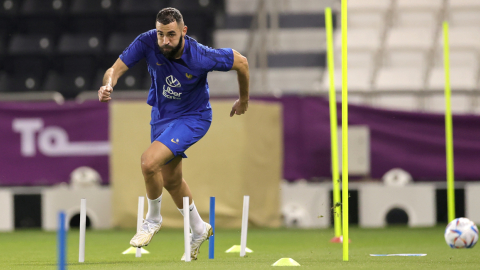 El francés Karim Benzema asiste al entrenamiento de su equipo en Doha, Qatar, el 17 de noviembre de 2022.