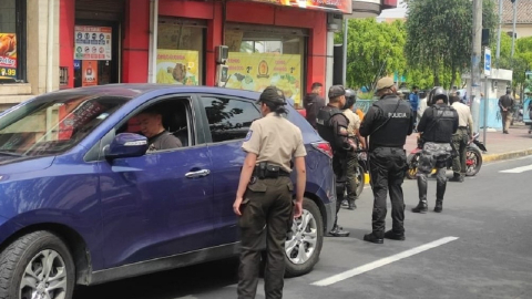 Personal de la Policía Nacional durante un operativo afuera de un restaurante en Guayaquil, el 14 de noviembre de 2022. 