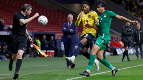 El defensa de la selección de fútbol de Irak Munaf Al-Tekreeti (d) lucha con Gonzalo Plata, delantero de Ecuador, durante el encuentro amistoso del sábado 12 de noviembre.