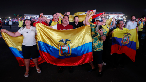 Aficionados ecuatorianos con banderas durante la inauguración del FIFA Fan Festival en Al Bidda, Doha, el sábado 19 de noviembre de 2022.