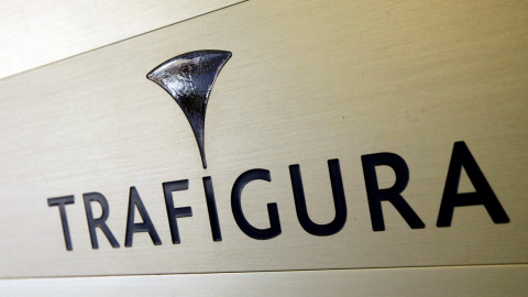 El logotipo de Trafigura se muestra en la entrada de la empresa en Ginebra el 11 de marzo de 2012. 