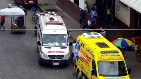 Ambulancia arriba a la terminal terrestre de Babahoyo, el 20 de noviembre de 2022, luego de que se reportó una explosión.