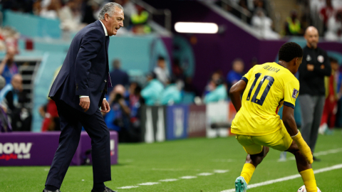 Gustavo Alfaro dirige el partido de Ecuador ante Qatar, el domingo 20 de noviembre de 2022.