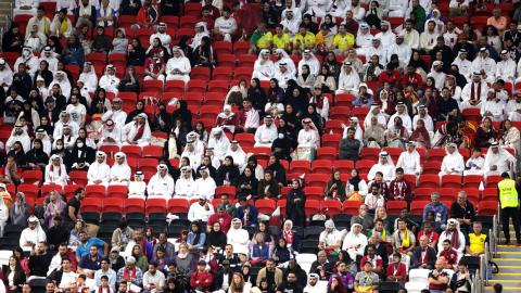 Aficionados de la selección de Qatar ven el partido inaugural del Mundial, el 20 de noviembre de 2022.