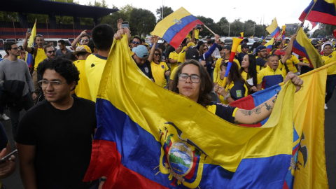 Aficionados celebran en la Avenida de los Shirys, sector de la tribuna, el triunfo de Ecuador ante Qatar, el 20 de noviembre de 2022.