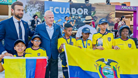 El vicepresidente Alfredo Borrero y el ministro del Deporte, Sebastián Palacios, con un grupo de niños ecuatorianos, del programa Hincha de mi Barrio, en Qatar, el 21 de noviembre de 2022.