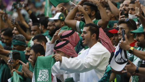 Los aficionados árabes festejan un gol de su selección en el estadio de Lusail, el 22 de noviembre de 2022.