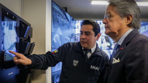 El presidente Guillermo Lasso visitó el centro de monitoreo del SNAI, el 22 de noviembre de 2022.