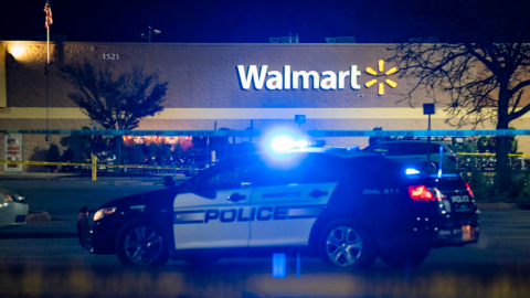 Un patrullero de Policía de Chesapeake, Virginia, acude al supermercado local, tras un nuevo tiroteo en Estados Unidos, el 22 de noviembre de 2022.